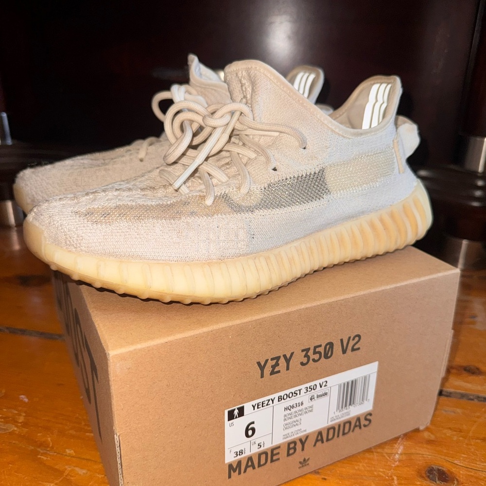 YEEZY BOOST 350 V2 BONE